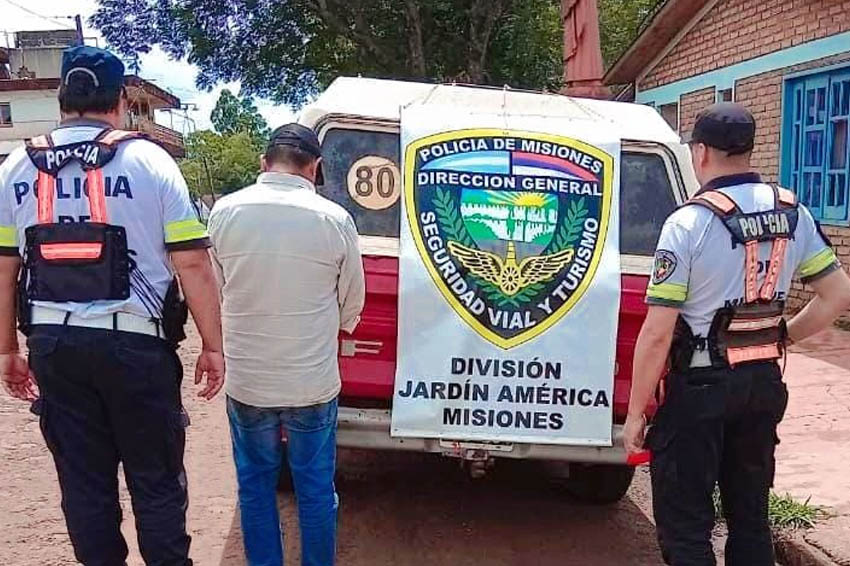 Detienen a un conductor por presentar un certificado de VTV falso